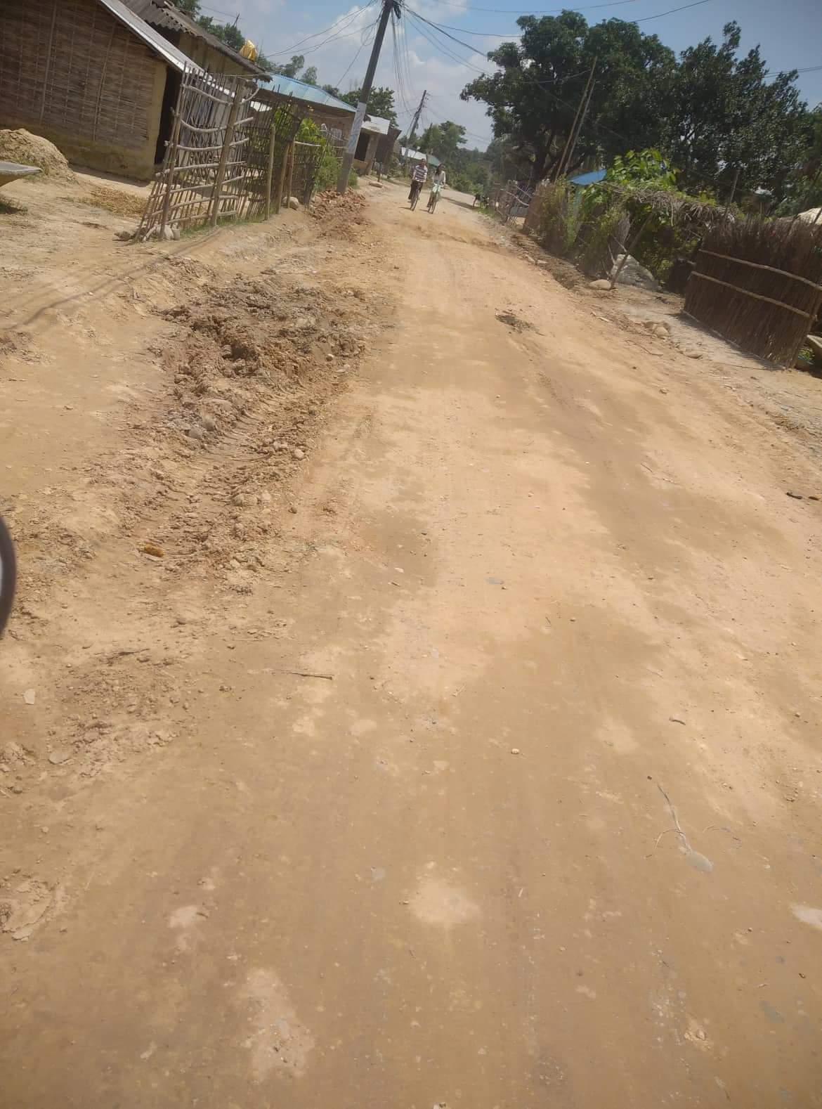 हिलाम्मे सडकमा ग्रावेल ।।।