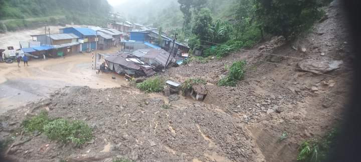 गएराती दोलखामा पहिरो जादा चार घरमा क्षति, ३ दर्जन भन्दा बढी घर जोखिममा