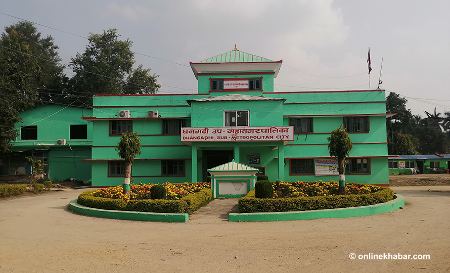 धनगढी उपमहानगरको खोलामा ढल मिसाउनेलाई जरिवाना, सुर्तिजन्य पदार्थ र प्लाष्टिक बिक्रिमा रोक