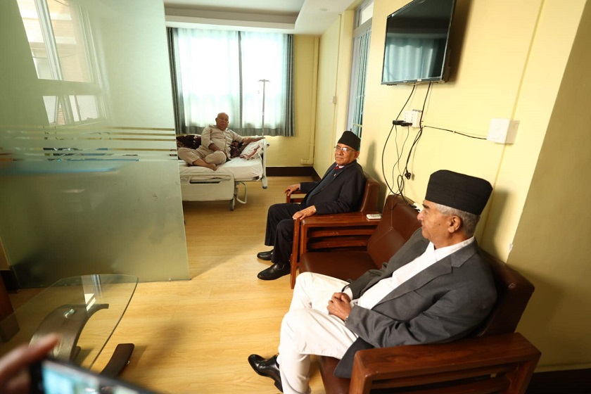 माधव नेपाललाई भेट्न पुगे देउवा र प्रचण्ड