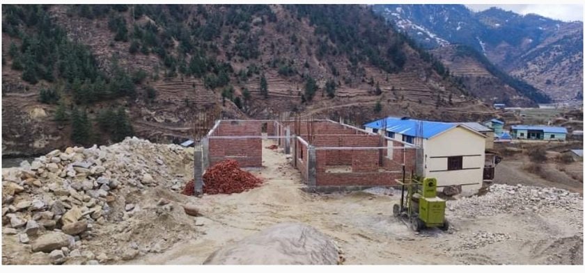 स्थानीय तहमा निर्माणाधीन अस्पताल अलपत्र