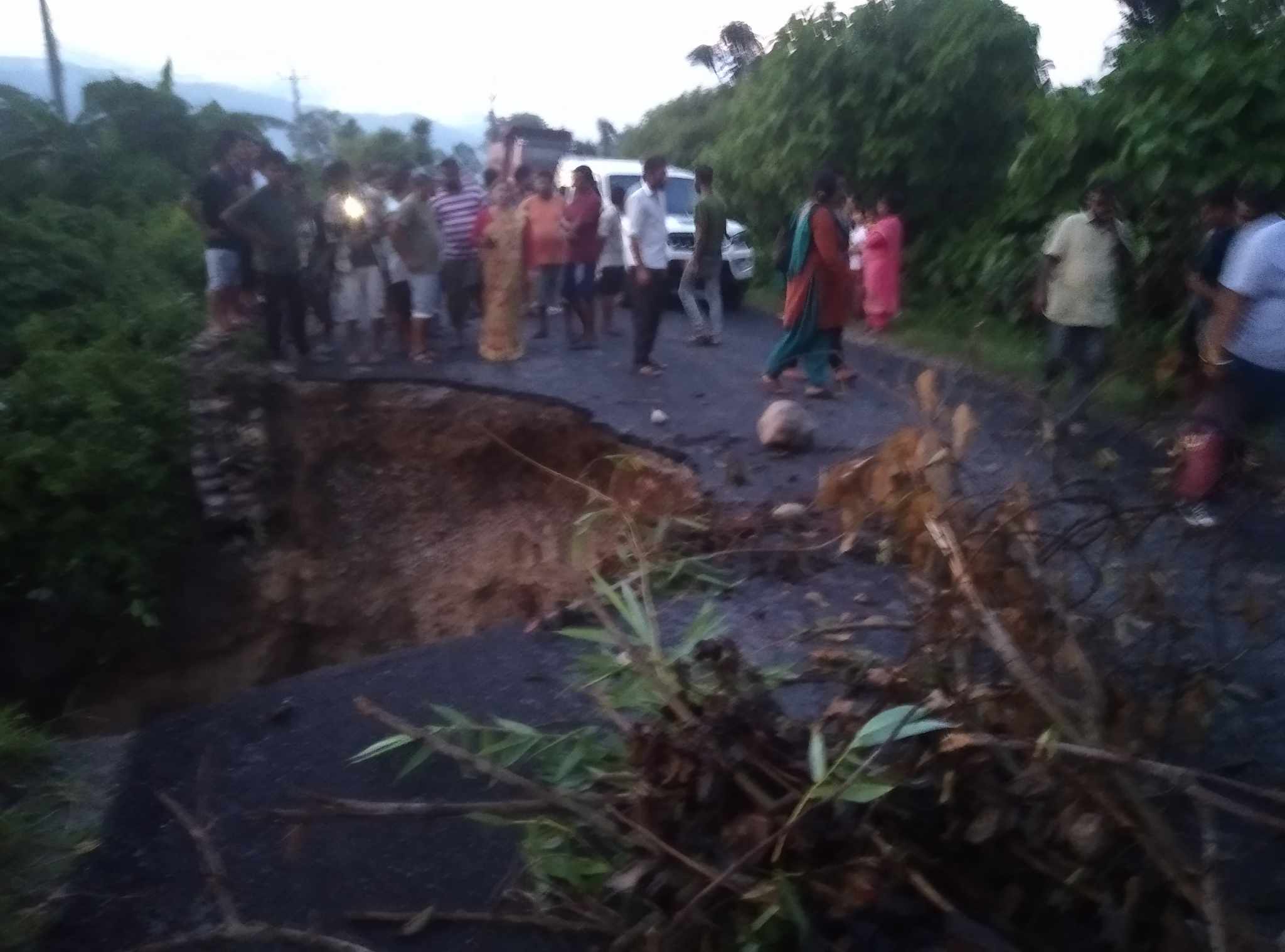 सडक भासिएपछि सवारी साधनहरु बाटोमै रोकिए ।।।