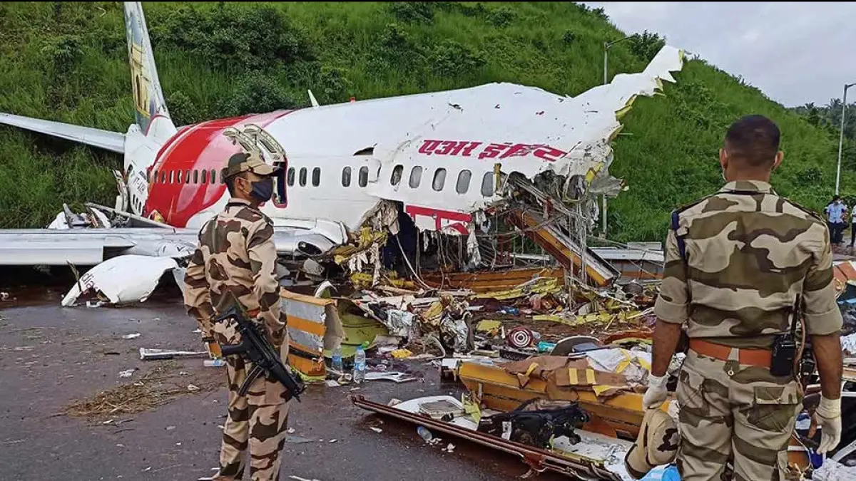 मलेसियाको शाहआलममा निजी विमान सडकमा ठाेकिँदा १० जनाको निधन।