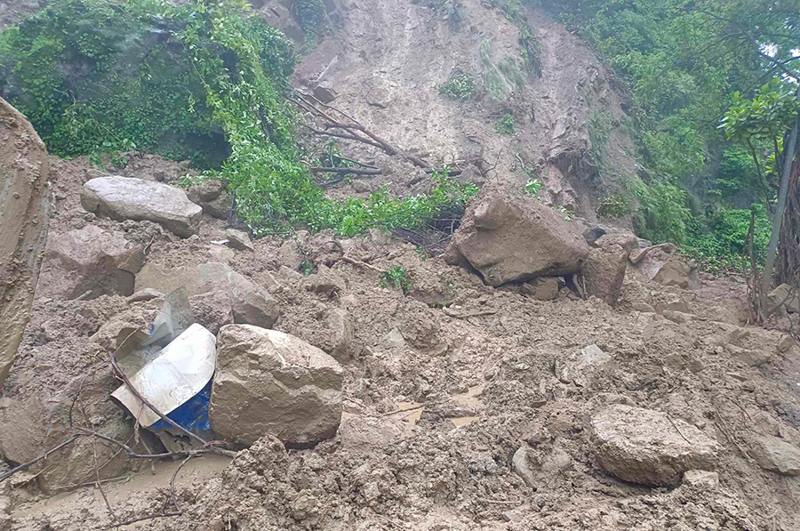 पहिरोमा परी त्रियुगामा एकको मत्यु, २ जना घाइते