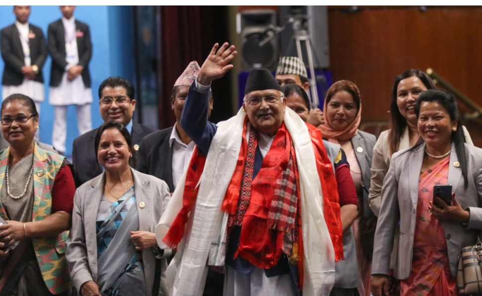 बहुमतबाट पेलेर संविधान संशोधन गर्ने प्रक्रियामा  नजाने प्रधानमन्त्री ओलीको प्रतिबद्धता