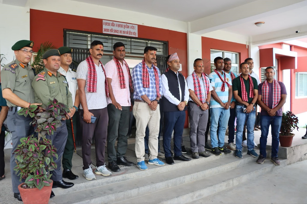 फर्कियो त्रिशूलीमा बस र यात्रु खोज्न आएको भारतीय उद्धार टोली