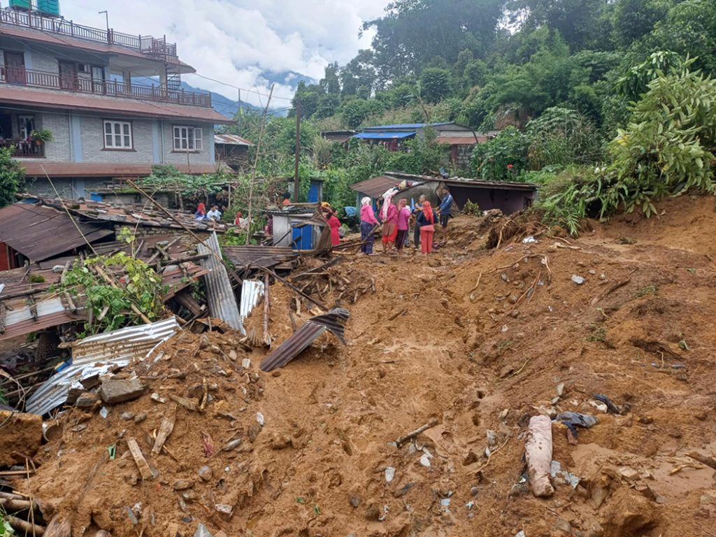 घर छाड्ने सल्लाह गर्दागर्दै परिवार नै पहिरोमा पुरियो