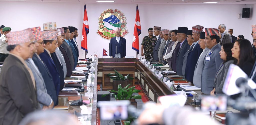 प्रधानमन्त्रीसँग सचिवहरुले मन्त्रालयहरुले पर्याप्त बजेट, कर्मचारी र कनुन नभएकाले काम गर्न नसकेको दाबी गरे।