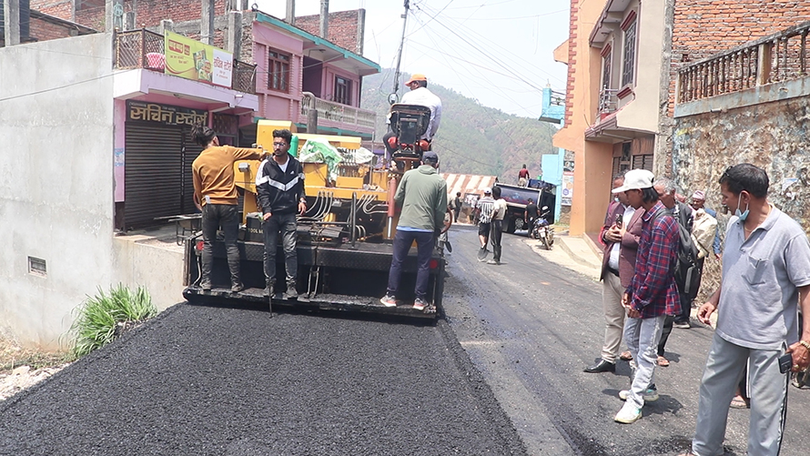 एक वर्षमा देशभर ७५६ किलोमिटर सडक कालोपत्रे