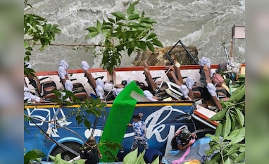 तनहुँको आबुखैरेनी गाउँपालिका–४ स्थित ऐनापहराबाट मर्स्याङ्दी नदीमा खसेको भारतीय  यात्रुवाहक बसलाई क्रेनको सहायताले नदीबाट १० मिटर बाहिर ल्याइएको छ ।