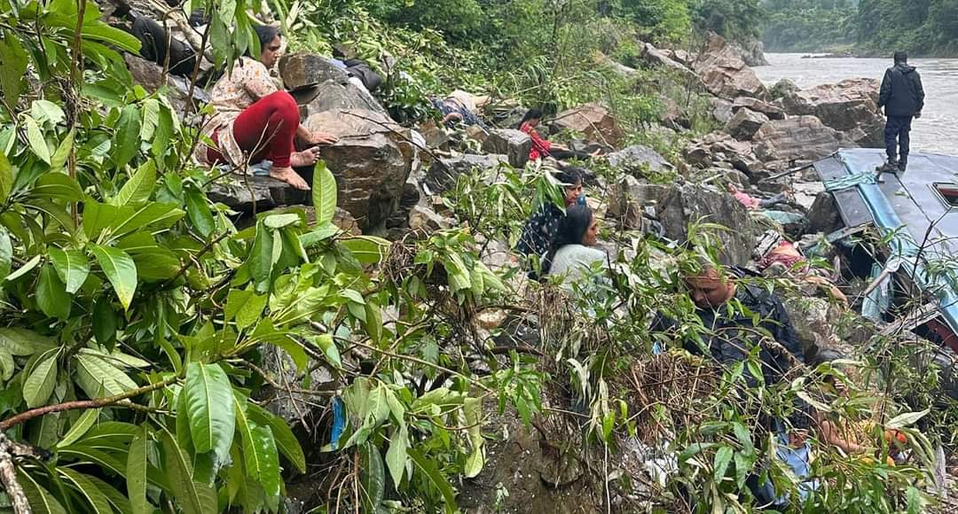 पोखरा देखि काठमाडौं आउँदै गरेको भारतीय बस मर्स्याङ्दी नदीमा खसे , ४० जना यात्रु प्रभावित ।।।