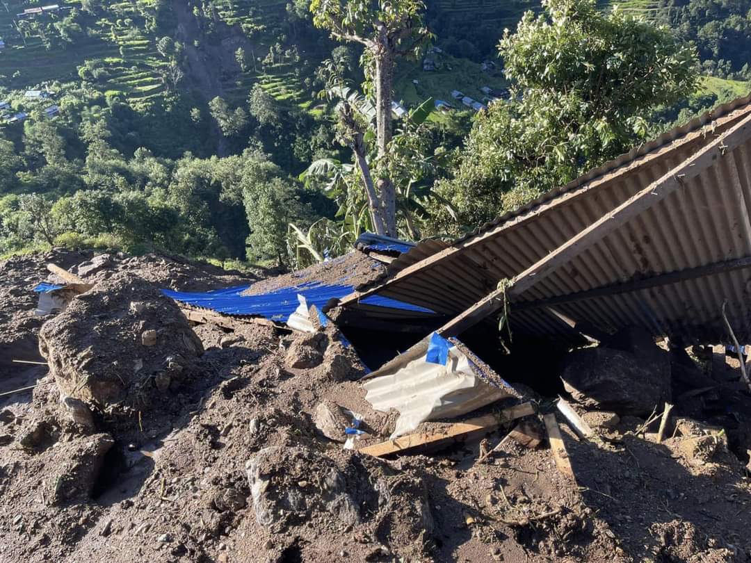 पहिरोले ३ वटा घर बगाएको र एक घर पुरेको छ, जसमा एकै परिवारका आमा-छोरासहित ६ जनाको मृत्यु भएको छ।