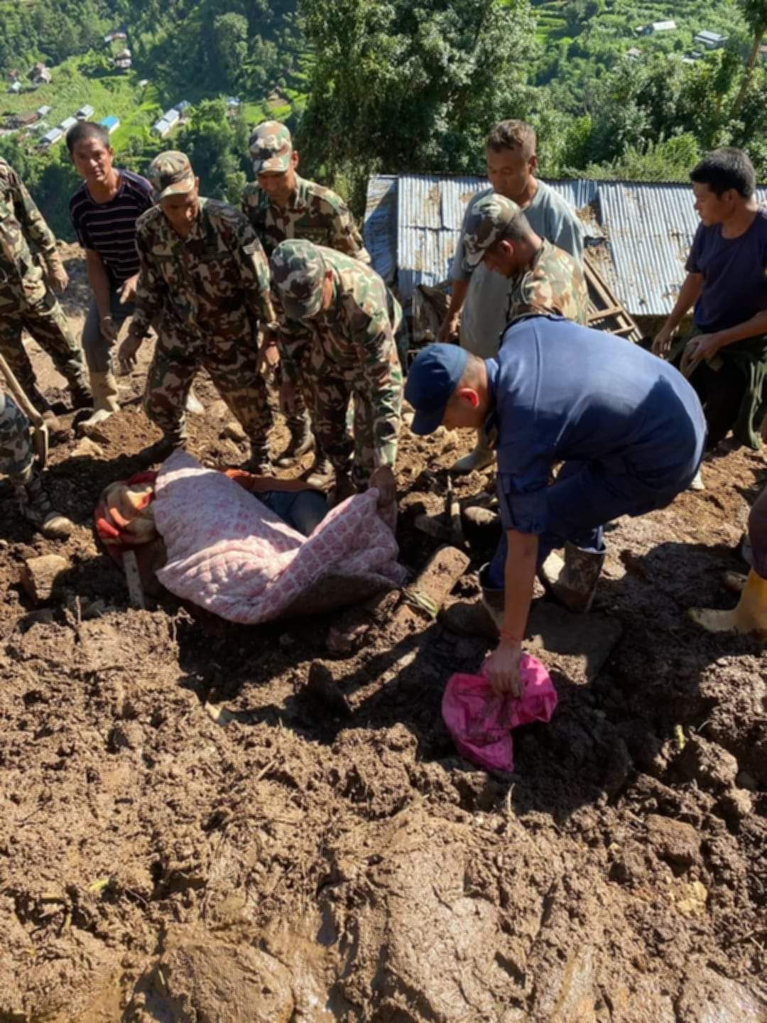दोरम्बाको पहिरोमा परी मृत्यु भएका छ जनाको शव घटनास्थलमै परीक्षण गरी परिवारलाई बुझाइएको छ।