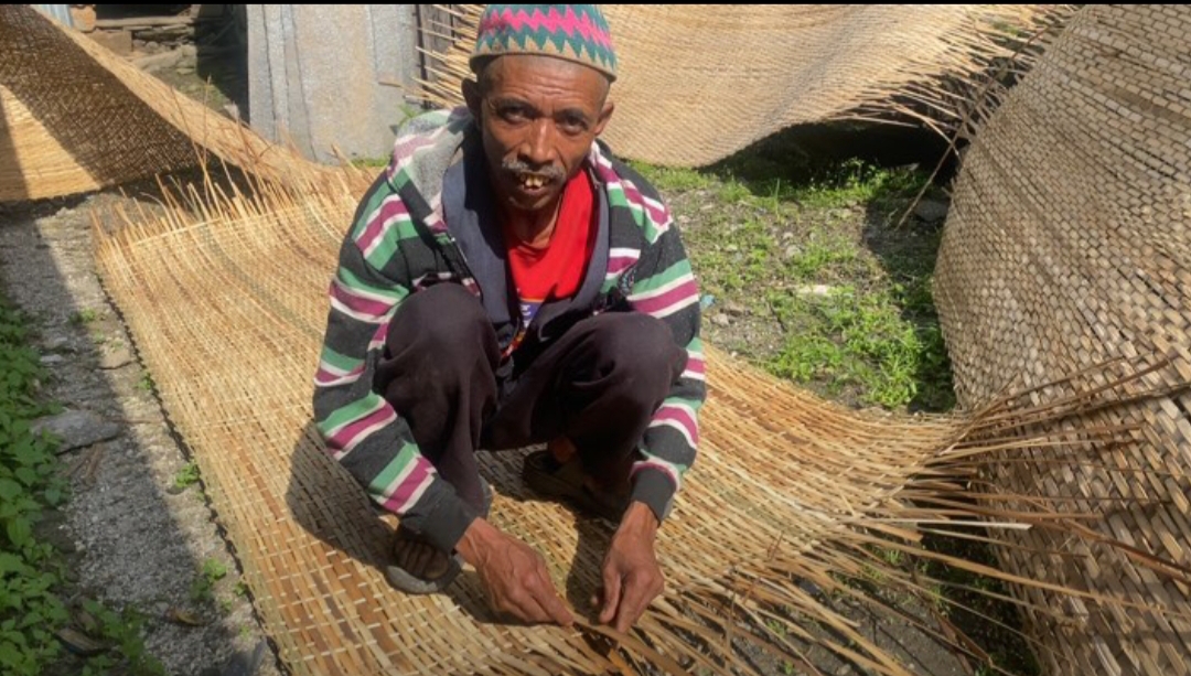 ग्रामीण भेगमा इमान्दार, निष्ठावान, र मेहनती कृषक गर्बे थामीले बुन्दै गरेको भकारीको विशेषता र पहिचान ।।।