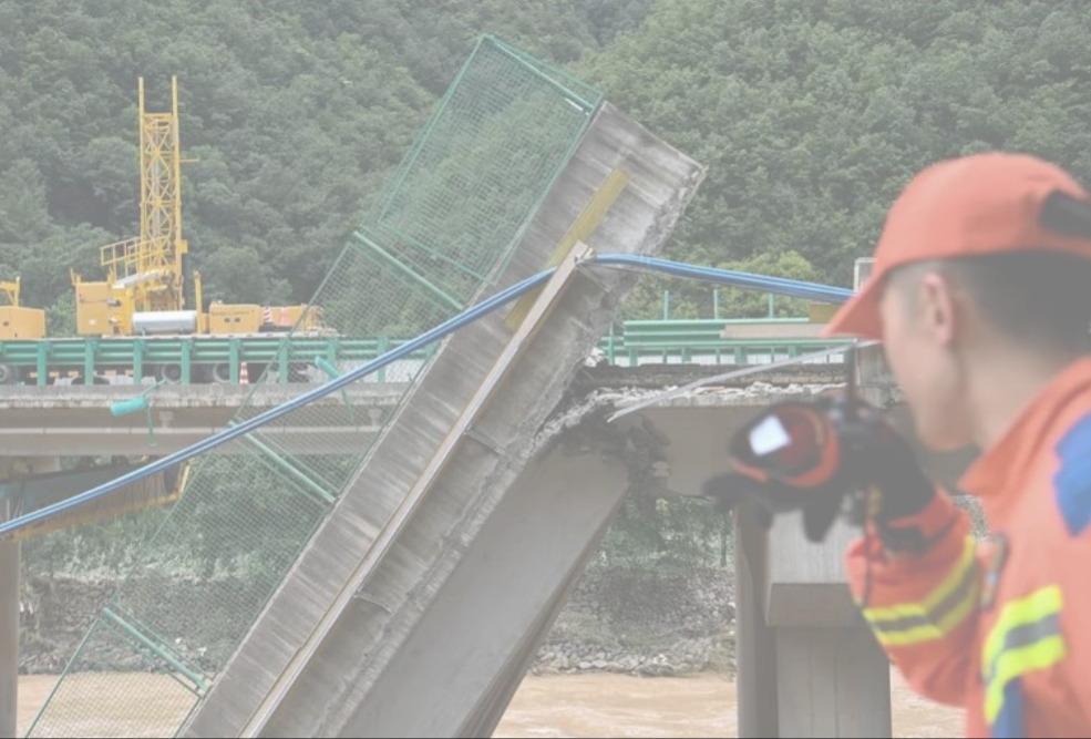 चीनमा पुल भत्किँदा पाँचजना बेपत्ता