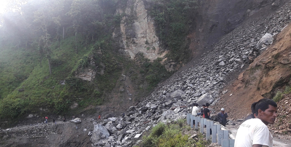 पहिरोले कर्णाली राजमार्ग अवरुद्ध