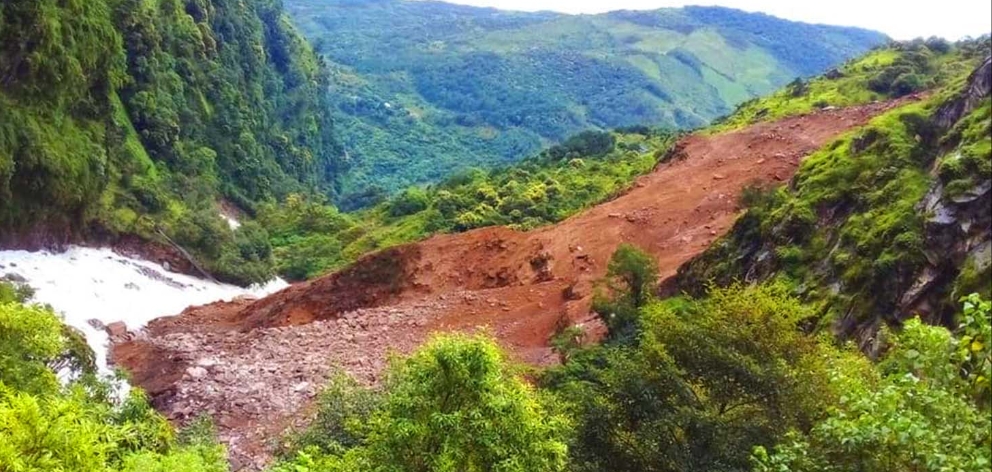 ताप्लेजुङमा पहिराले दुई घर बगायो