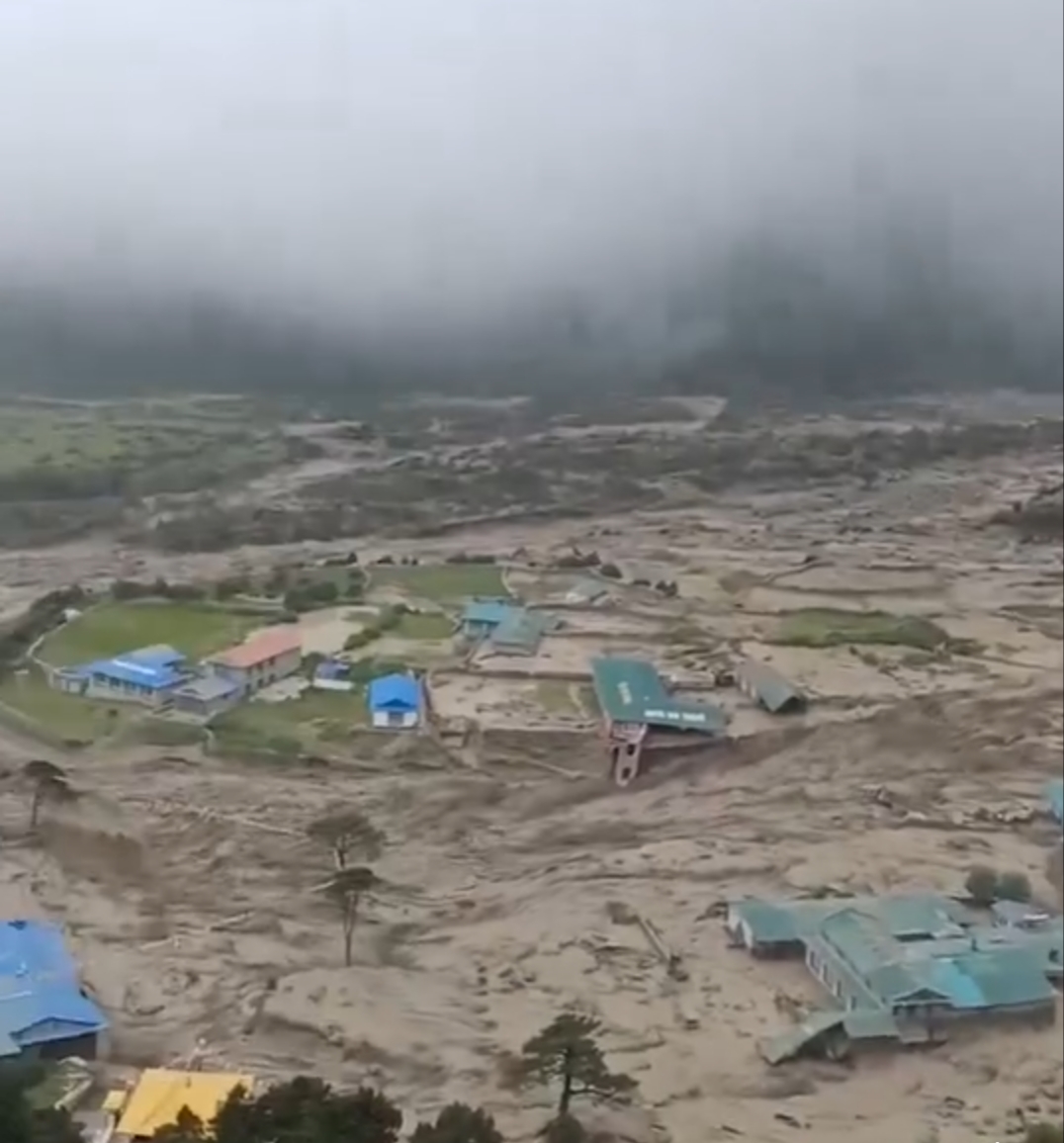 सोलुखुम्बुस्थित दूधकोशी नदीमा शुक्रबार दिउँसो भीषण बाढी आएको छ