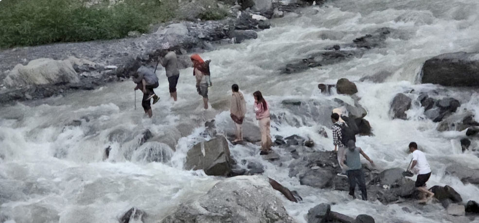 राप्ती सोनारी गाउँ डुडुवा खोलामा पुल नहुँदा जोखिमपूर्ण यात्रा गर्दै स्थानीय