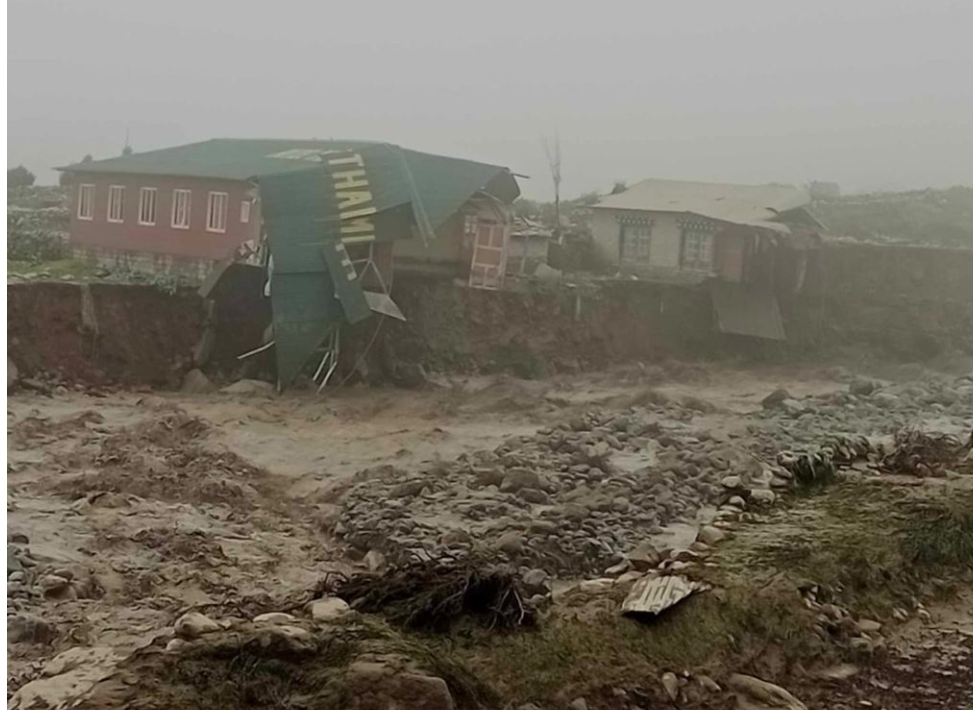 सोलुखुम्बुको थामेमा बाढी आउँदा बेपत्ता भएका भनिएका व्यक्ति आफ्नै घरमा सकुशल भेटिय