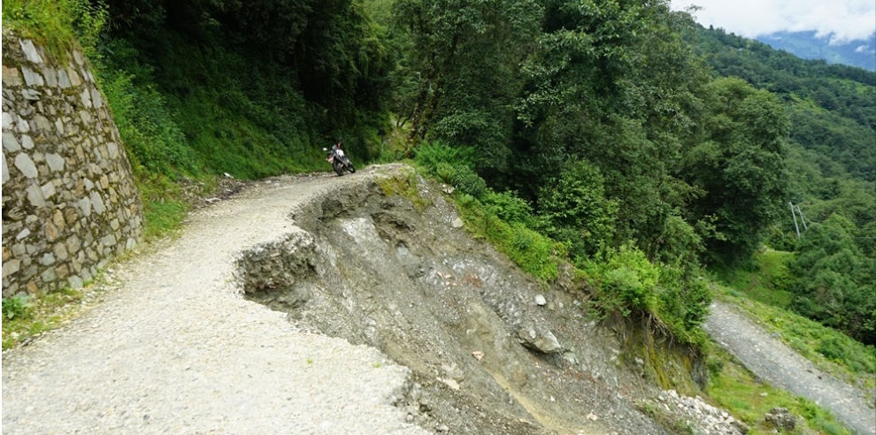 म्याग्दीको घोडेपानी सडक अवरुद्ध, पर्यटक र स्थानीयलाई सास्ती