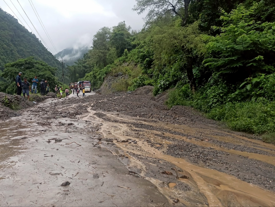 अविरल वर्षाले कर्णाली राजमार्ग अवरुद्ध