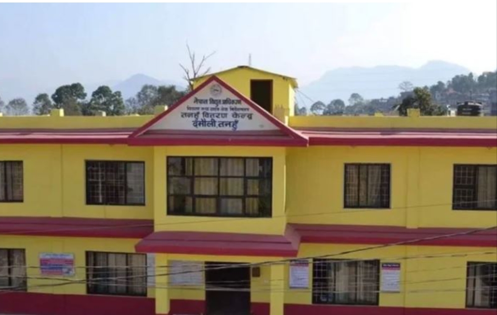 लाइन काटेपछि धमाधम विद्युत् महसुल बुझाउँदै उपभोक्ता