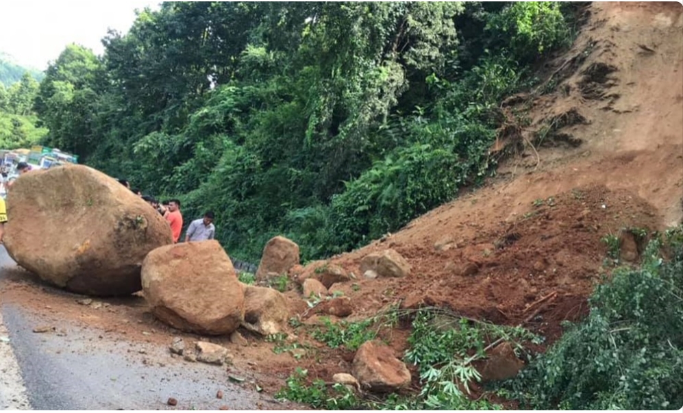 गल्छी–रसुवागढी सडक अवरुद्ध भयर यातायात सञ्चालन बन्द
