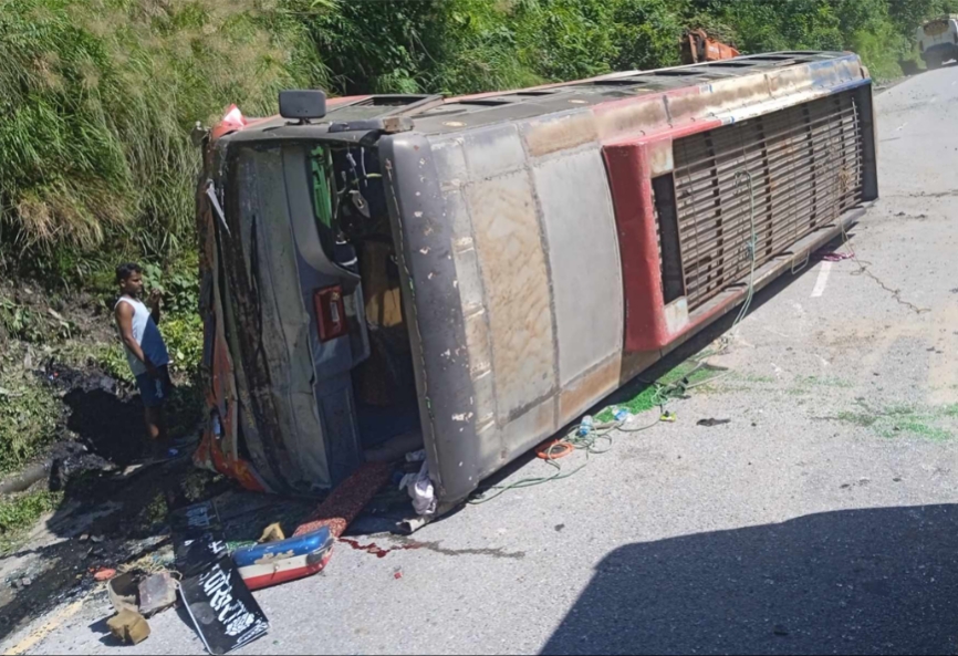 मुग्लिङ-नारायणगढ सडक: पहराबाट खसेको ढुंगो लागेपछि अनियन्त्रित भएर पल्टियो बस
