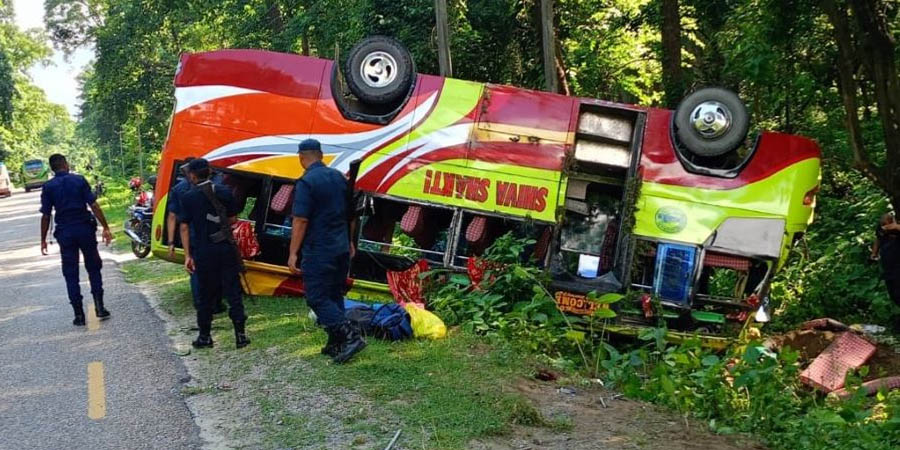 कपिलवस्तुको बनबासामा लु २ ख १५९८ नम्बरको बस दुर्घटना हुँदा २० जना यात्रु घाइते भएका छन्।