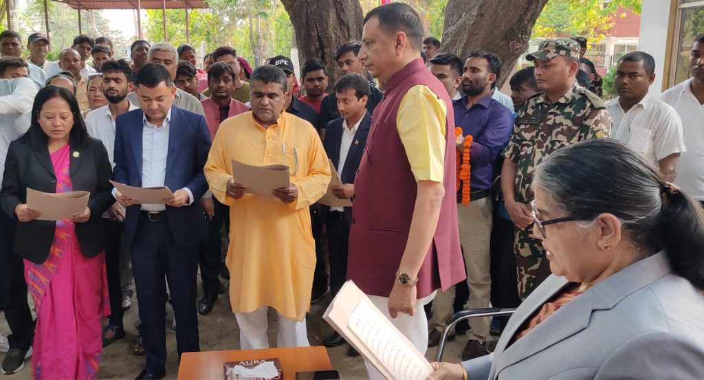मधेश प्रदेशका मुख्यमन्त्री सतिशकुमार सिंहले जम्बो मन्त्रिपरिषद् बनाएका छन् ।