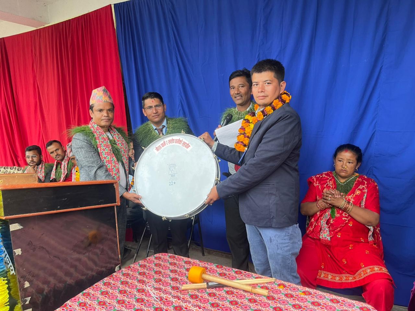 सन्तोष ठान्टी थाङ्मी र गौरव थाङ्मीले श्री कालिञ्चोक माविलाई ड्रमसेट व्यक्तिगत सहयोग