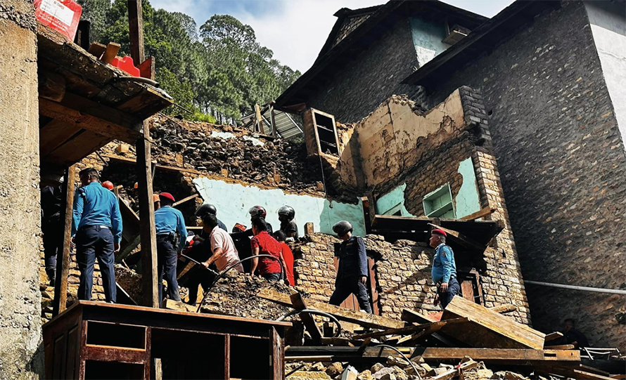 घर भत्काउने क्रममा ५५ वर्षीय बेगबहादुर विकको मृत्यु ११ जाना घाइते