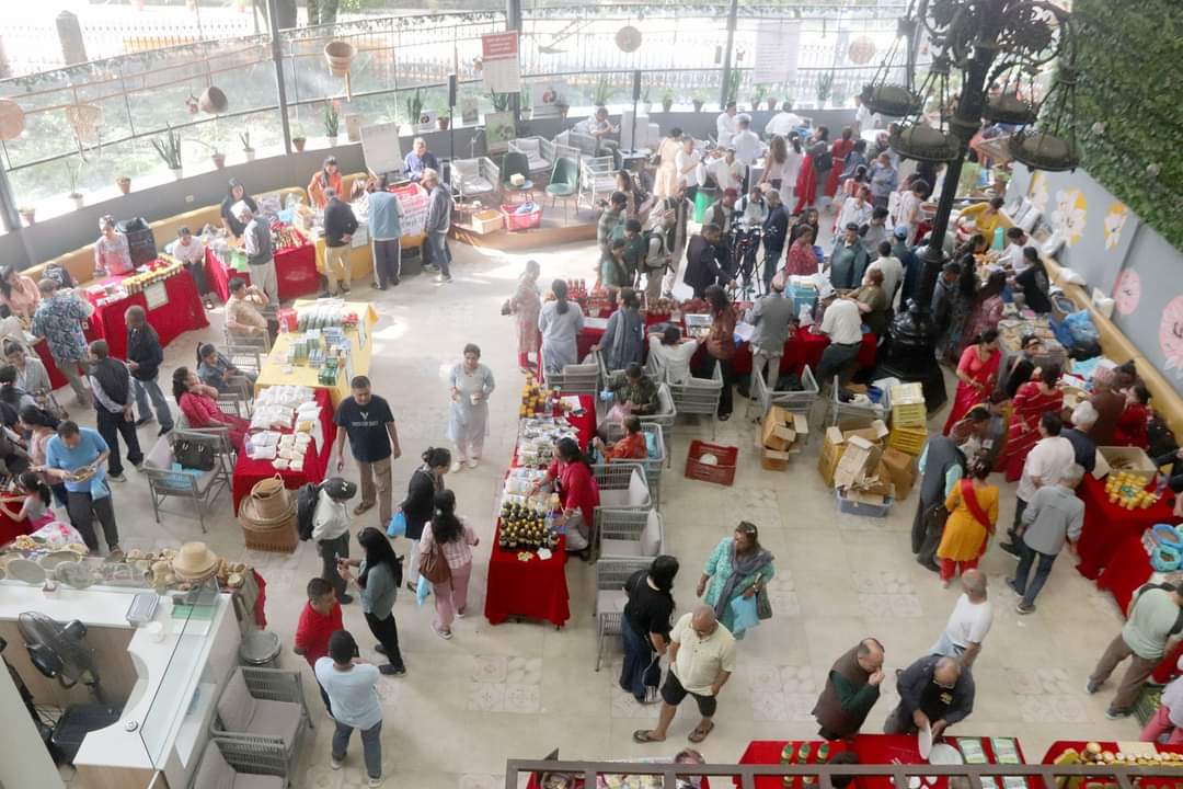 शनिबार आयोजना गर्ने रैथाने कृषि हाटबजारमा विभिन्न स्थानीय उत्पादनहरू खरिद