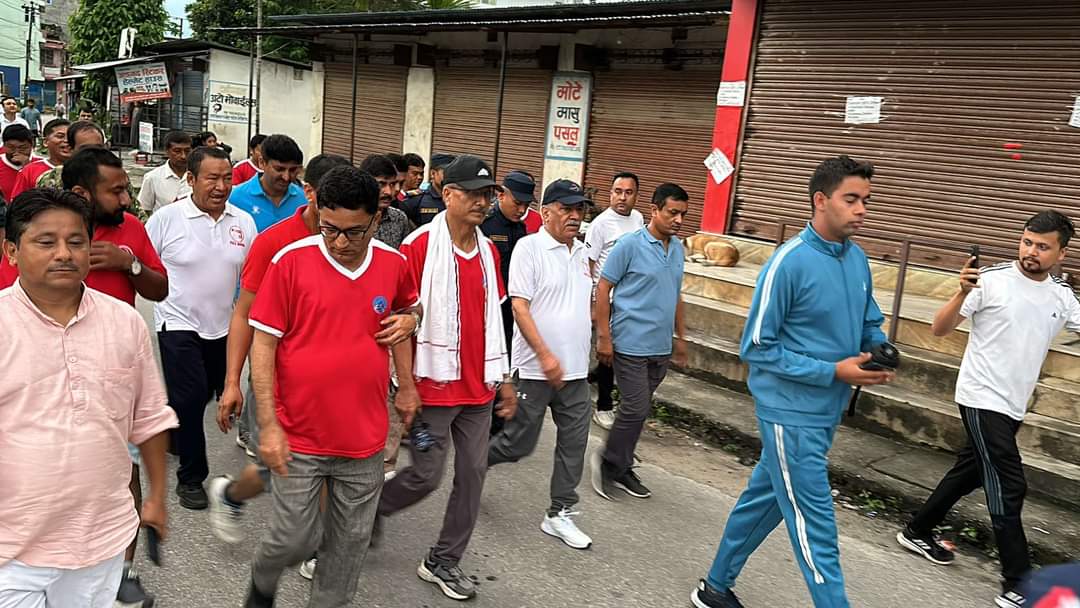 प्रधानमन्त्री ओलीको गृह जिल्ला झापामा प्रचण्डको ‘मर्निङ वाक’: राजनीतिक तरंग?