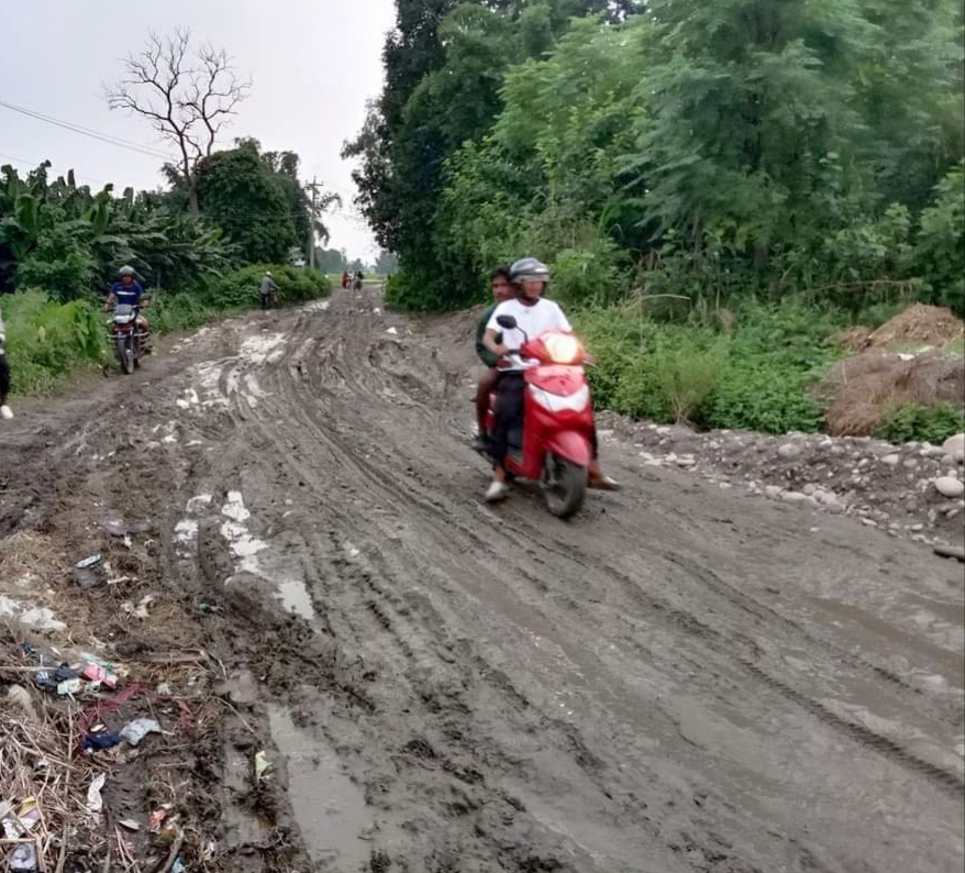 कैलालीको  टीकापुर सत्तितर्फको सडकको अवस्था सडक हिलाम्मे हुँदा आवागमनमा सास्ती
