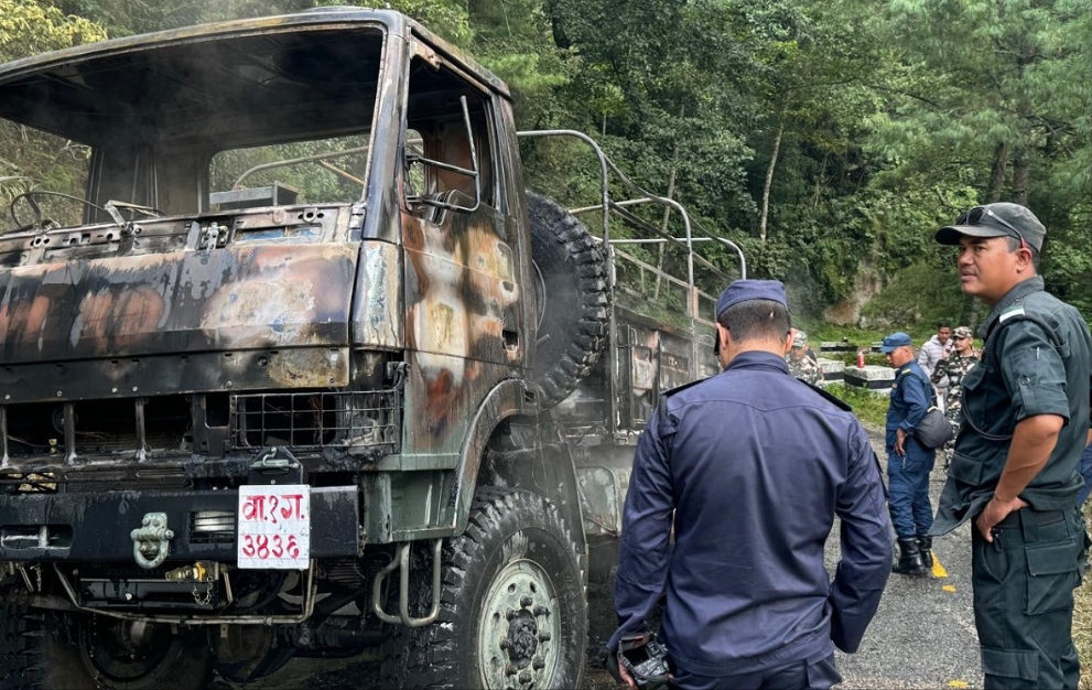 सेना बोकेर सडकमा गुडिरहेको ट्रकमा आगलागी