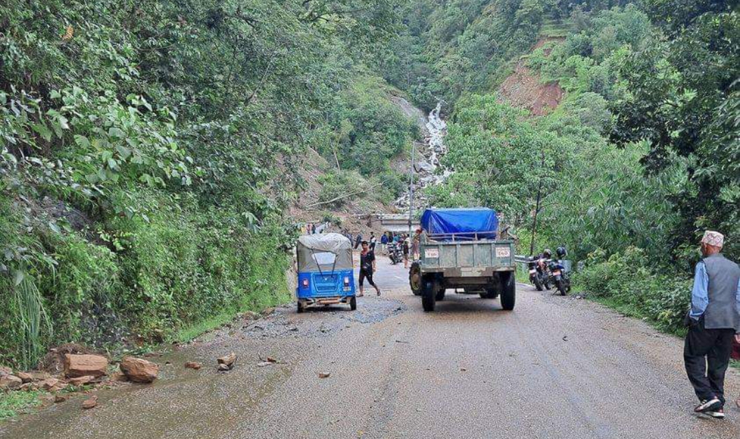दाहसंस्कारका लागि घर फर्कायको शव पहिरोका कारण बीच सडकमै रोकिएका छन
