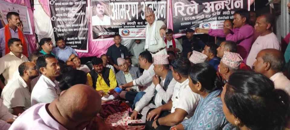 हुलाकी सडक निर्माणमा ढिलासुस्तीविरुद्धको आन्दोलनमा सहमति: प्रतापपुर गाउँपालिकाका अध्यक्षको आमरण अनशन समापन