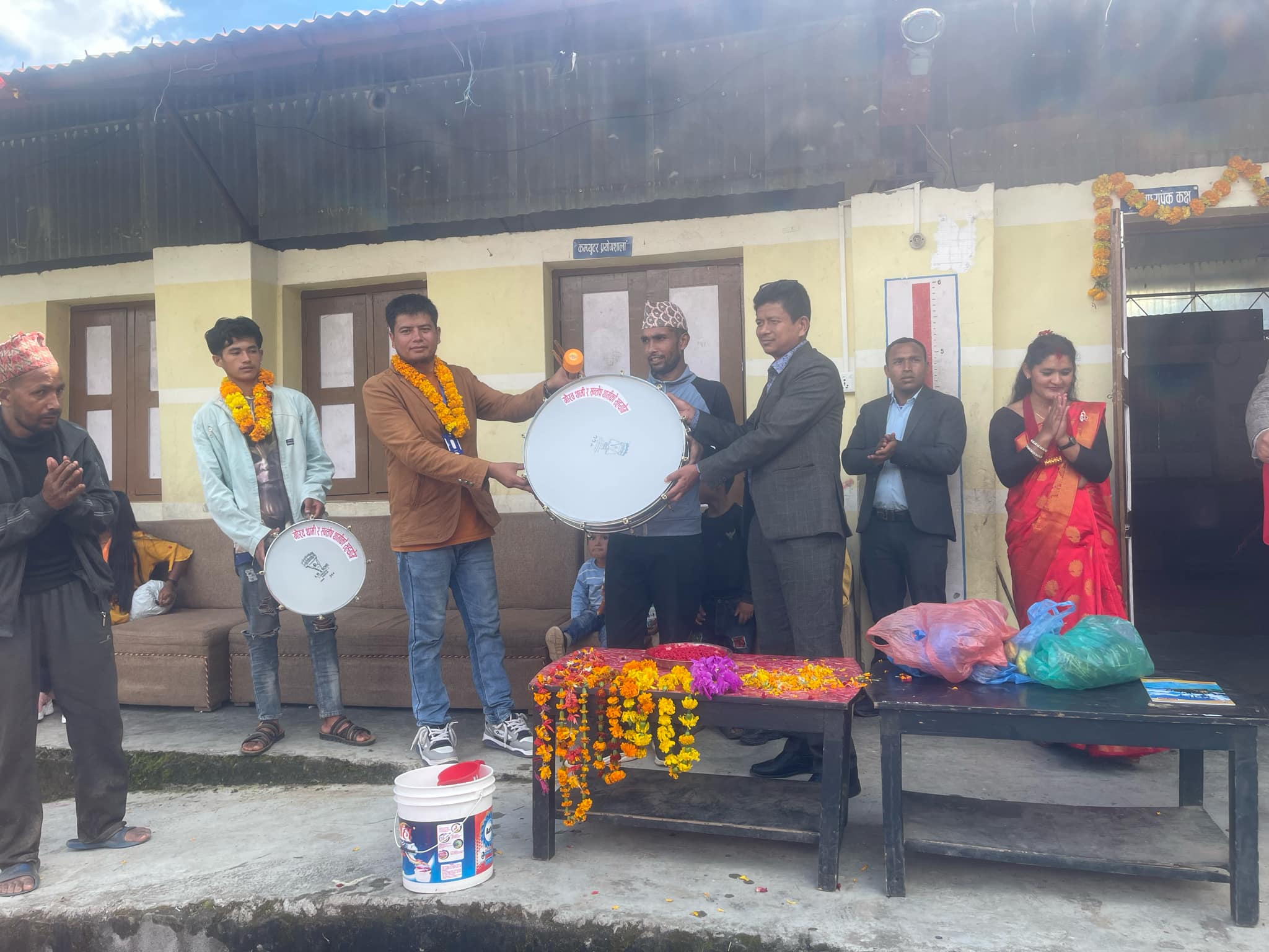 थाङ्मीचागु डटकमका अध्यक्ष सन्तोष ठान्टी com.प्रतिनिधि गौरव थामीद्वारा हिमालय मावि खोपाचागुमा ड्रमसेट हस्तान्तरण