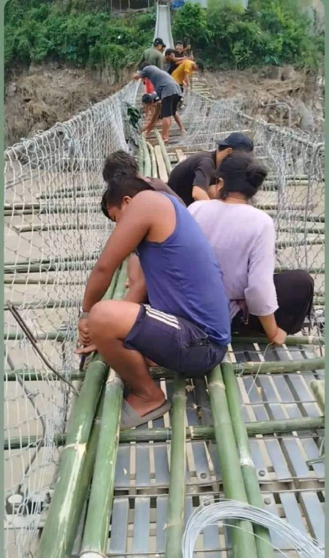 झोलुङ्गे पुलमा क्षति पुगेपछि स्थानीय बासिन्दाले तुरुन्त मर्मत गरेर आवतजावत खुलाउन गरेको प्रयास