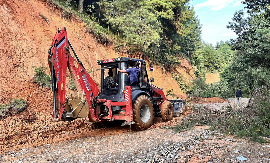 सडकहरुमा पहिरो हटाउने र बाटो खुलाउने काम तिब्र रुपमा भइरहेको छ