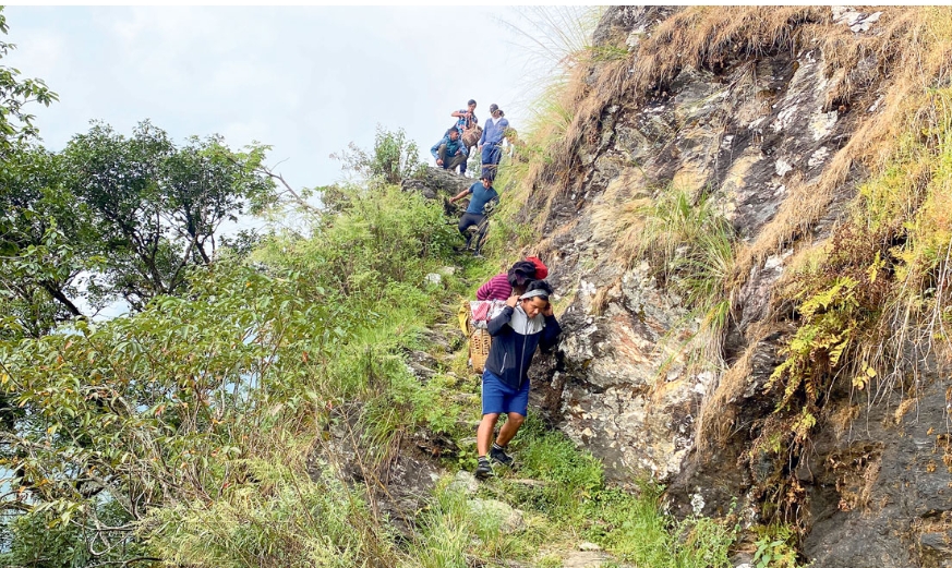 बिरामीलाई डोकोमा बोकेर अस्पतालतर्फ लैजाँदै स्थानीय