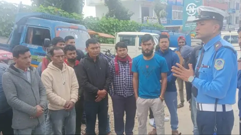 दोलखा मा ट्राफिक प्रहरी ले दिनु भयो सवारी चालकहरूलाई तिहारको शुभकामना तथा विभिन्न सुरक्षा सन्देश