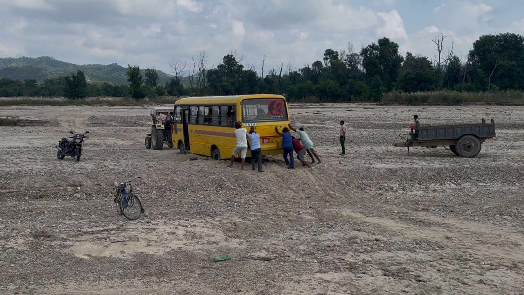 सरे खोलामा स्कूल बस फसेपछि स्थानियको चार घण्टाको प्रयासले सफल उद्धार, पुल अभावमा जनजीवन प्रभावित