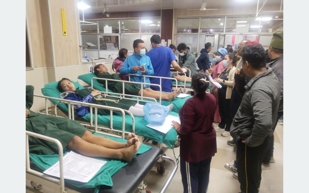 चितवनमा स्कुल बस दुर्घटना, २८ जना घाइते