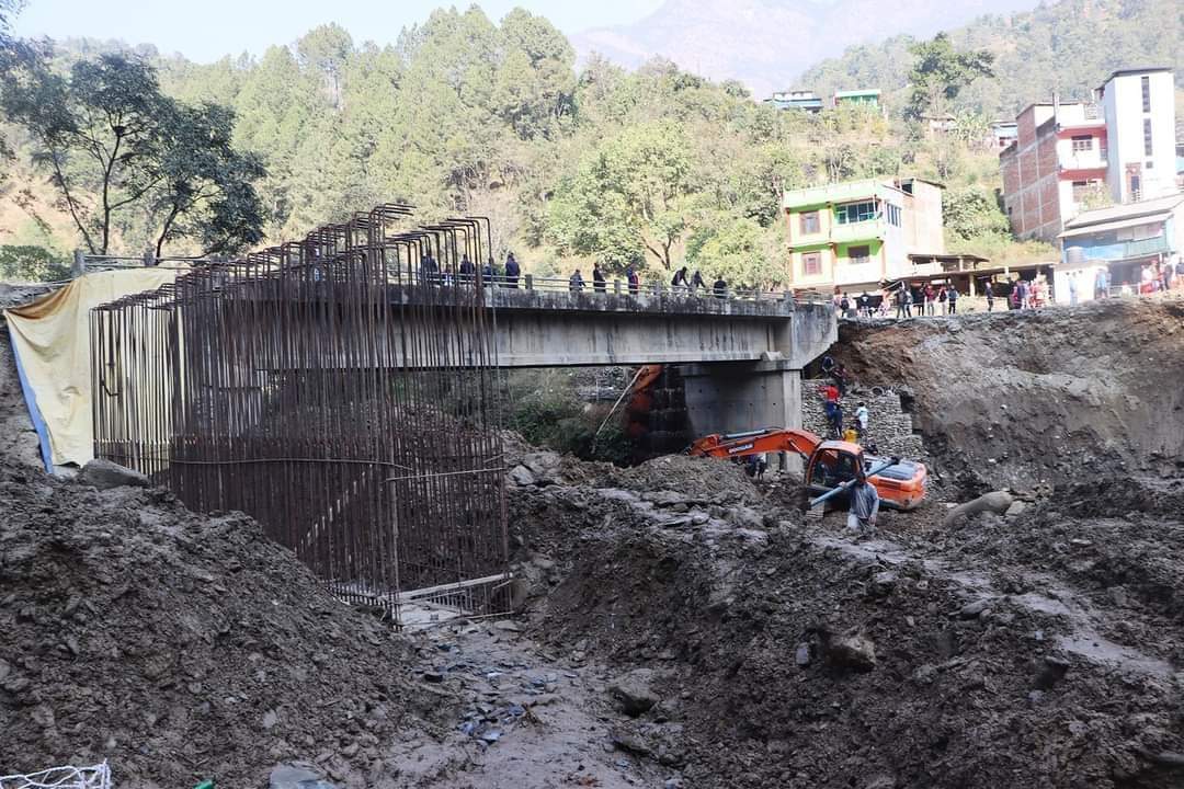 मध्यपहाडी लोकमार्ग अन्तर्गत बागलुबको काठेखोला मा ग्याबिन भत्किँदा जोखिमपूर्ण