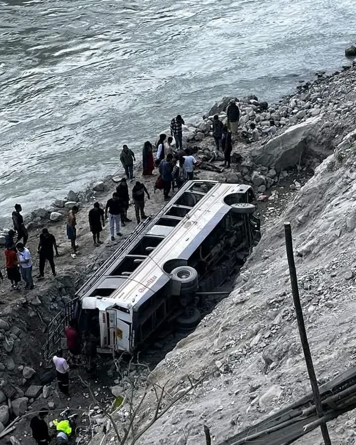 सिलगढीबाट गान्तोक जाँदै गरेको बस अन्धेरी, राङ्पो नजिकै दुर्घटना