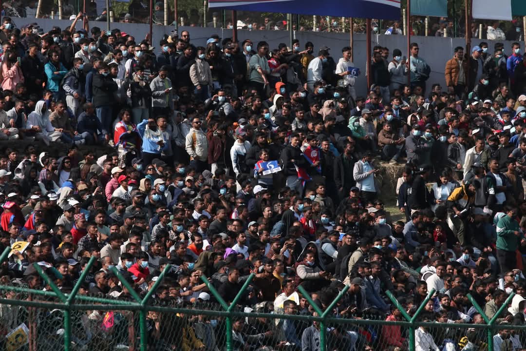 एनपीएलको उद्घाटन खेल हेर्न कीर्तिपुर क्रिकेट मैदान पुगेका दर्शक को भिड