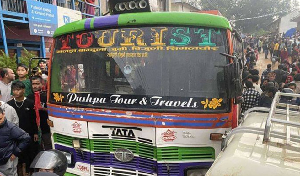 अर्घाखाँचीमा देउसी खेलिरहेको समूहलाई बसले ठक्कर दिँदा २ जनाको मृत्यु, २० घाइते